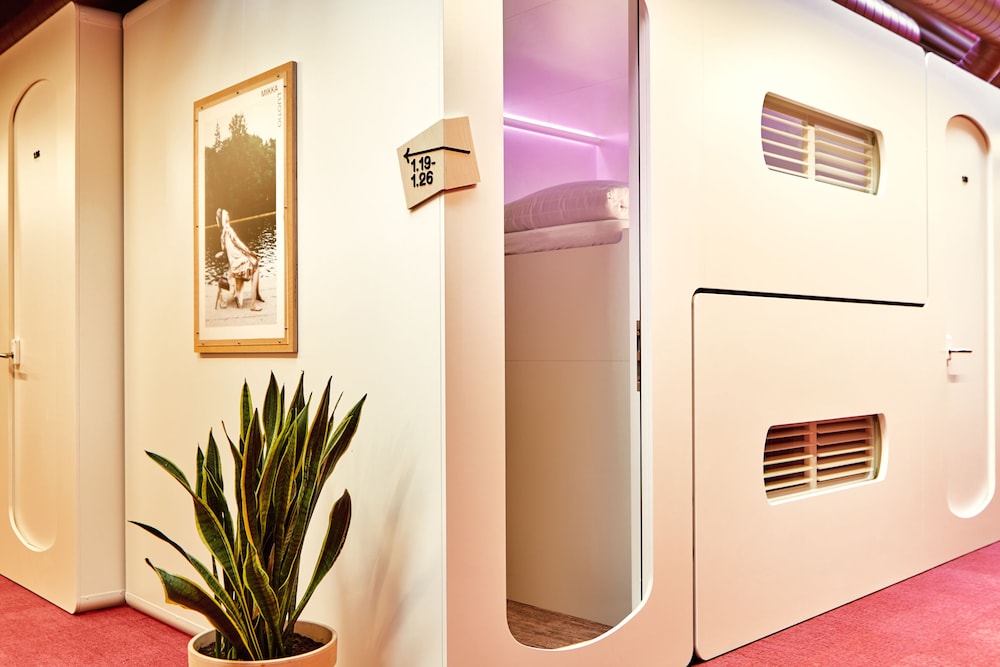 Twin Hub, 2 Twin Beds, Shared Bathroom