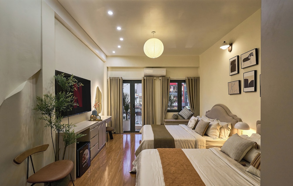 Family Room, City View photo 1