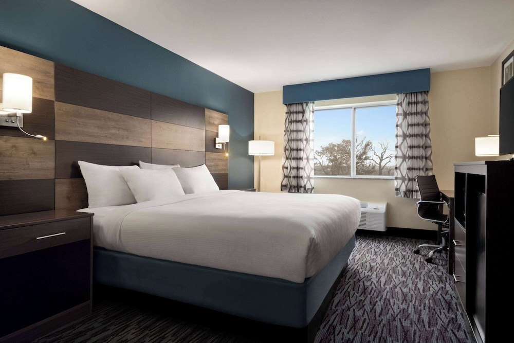 Room, 1 King Bed, Accessible, Non Smoking (Tub with Grab Bars) - Photo 1