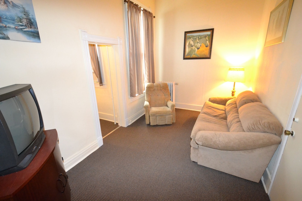 Wild Bill - Living room, bedroom, microwave/fridge, private restroom, bathtub only photo 2