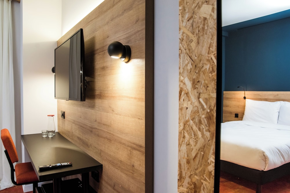 Superior Room, 1 Queen Bed (Pop Room)