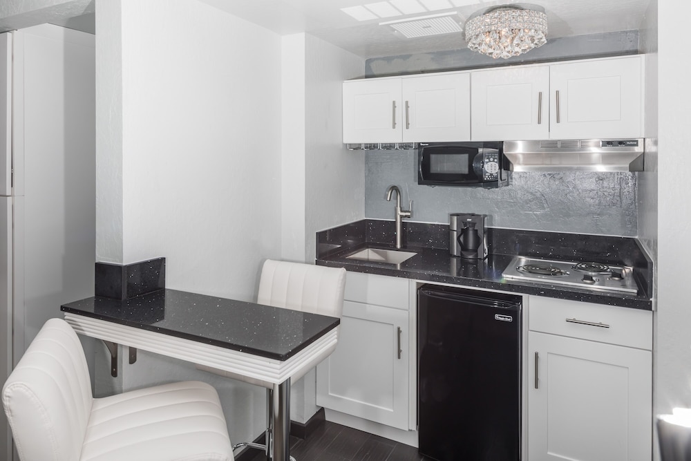 Room, 2 Queen Beds, Kitchenette - Photo 4
