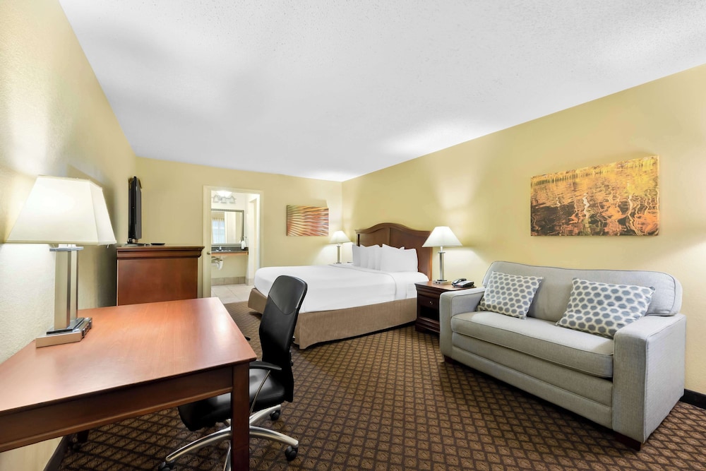 Standard Room, 1 King Bed, Non Smoking, Refrigerator & Microwave - Photo 1