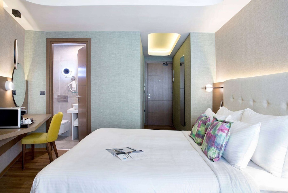 Classic Room, 1 King Bed, Atrium View