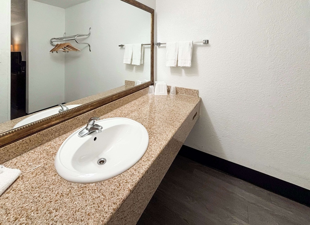 Deluxe Room, 2 Queen Beds, Non Smoking, Refrigerator & Microwave - Photo 5