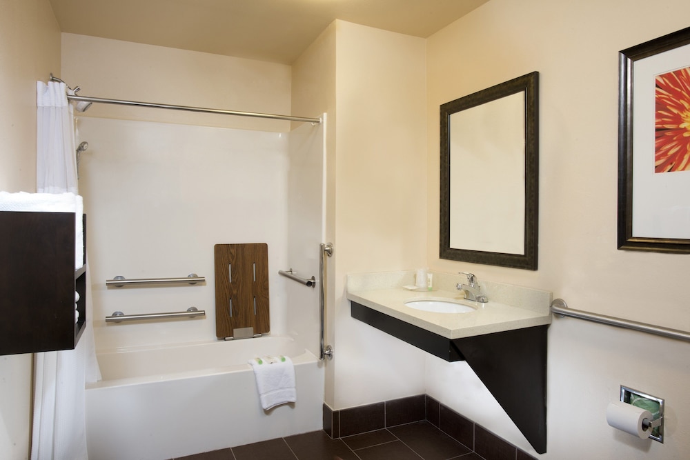 Suite, 1 Bedroom, Accessible (1 Queen, Comm, Tub)