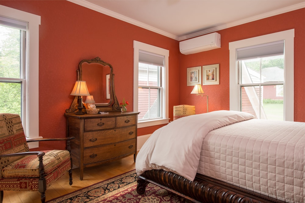 Room (Lake Sunapee) photo 1