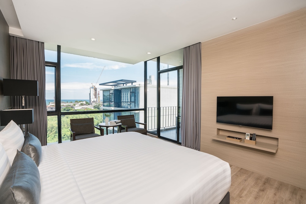 Deluxe Room with Kitchenette - Photo 7