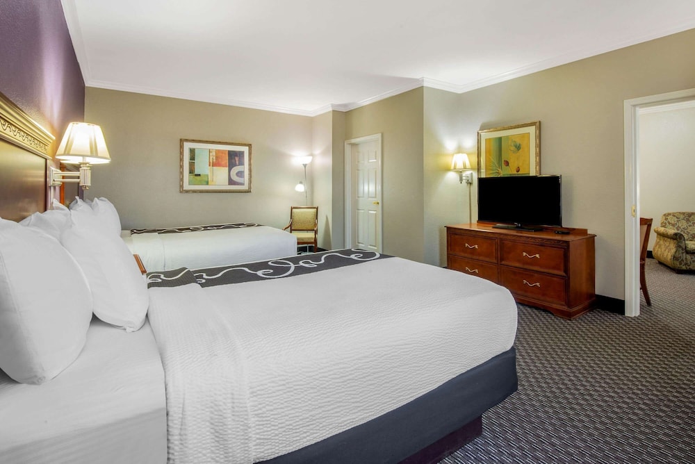 Deluxe Suite, 2 Double Beds, Non Smoking - Photo 1