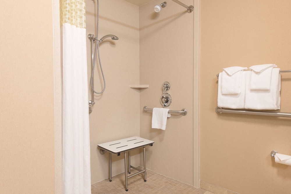 Room, 2 Queen Beds, Accessible, Non Smoking (Mobility & Hearing, Roll-in Shower) - Photo 4