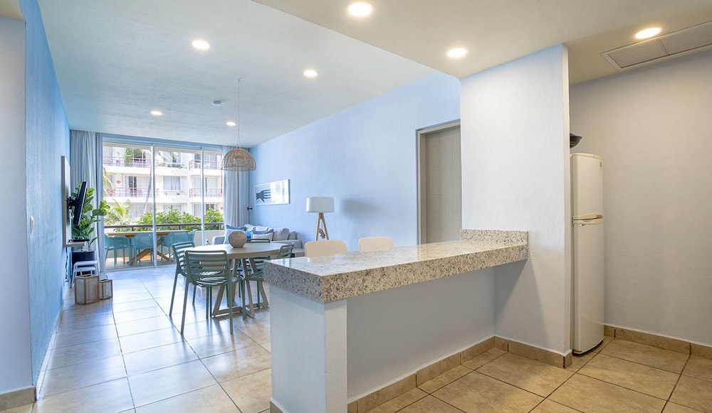 Suite, 1 Bedroom - Photo 11