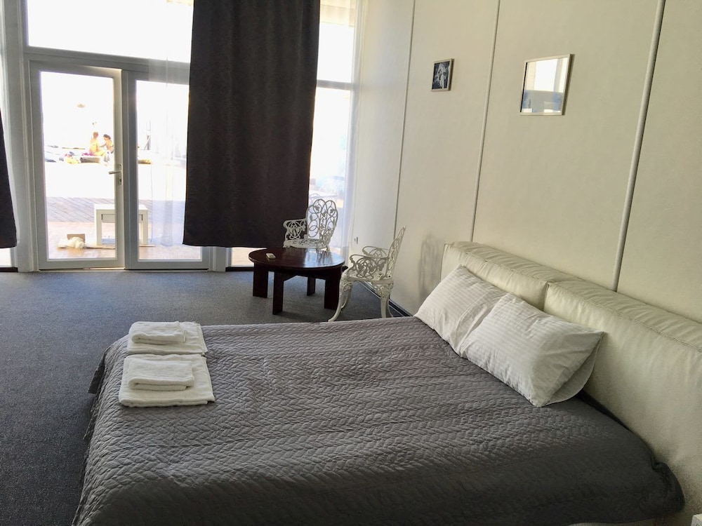 Club Double Room, 1 King Bed, Smoking, Beachside