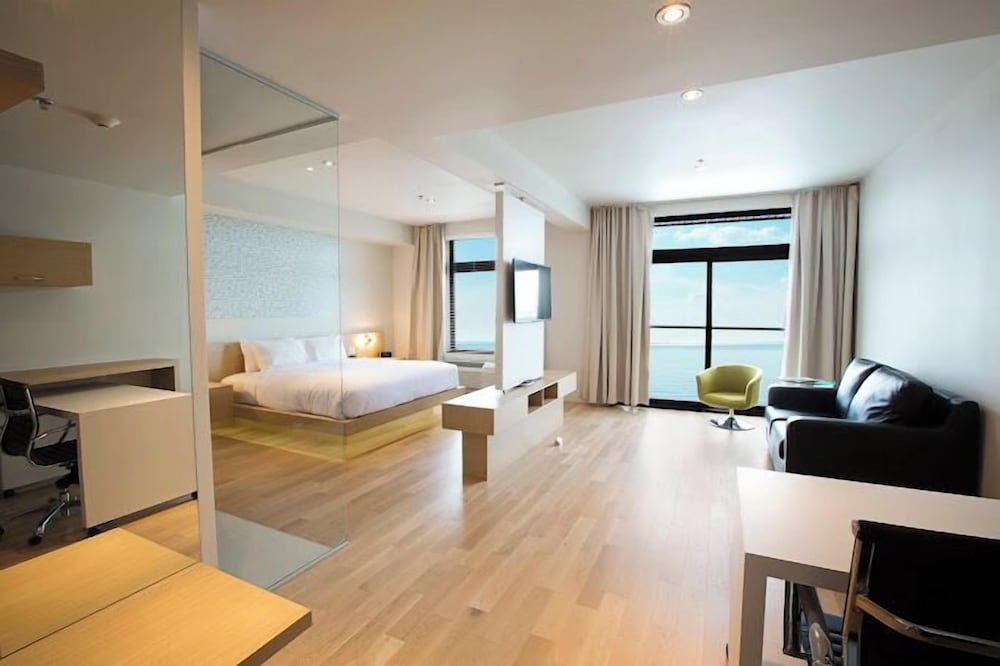 Junior Suite, 1 King Bed, Lake View