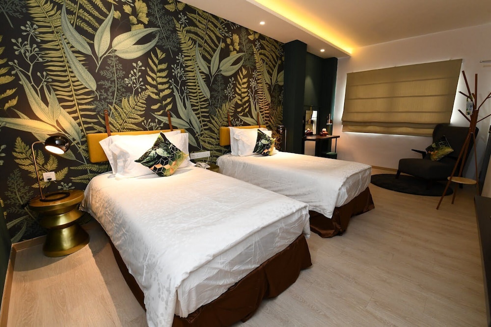 Premier Twin Room - Photo 3