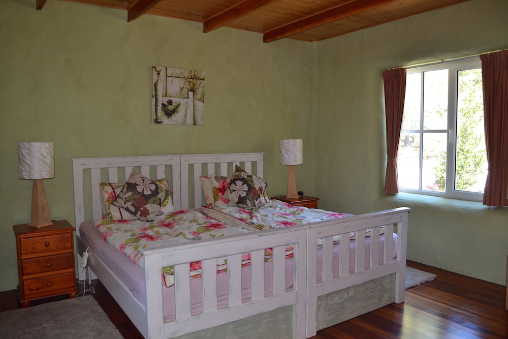 Exclusive Cottage, 2 Bedrooms, Ensuite (Strawbale) photo 2
