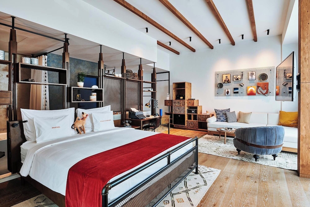 Large Farmstay Suite Museum View