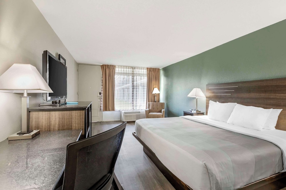 Room, 1 King Bed, Accessible, Non Smoking - Photo 4