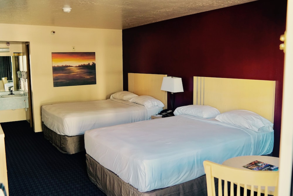 Standard Deluxe Room, 2 Queen Beds - Photo 4