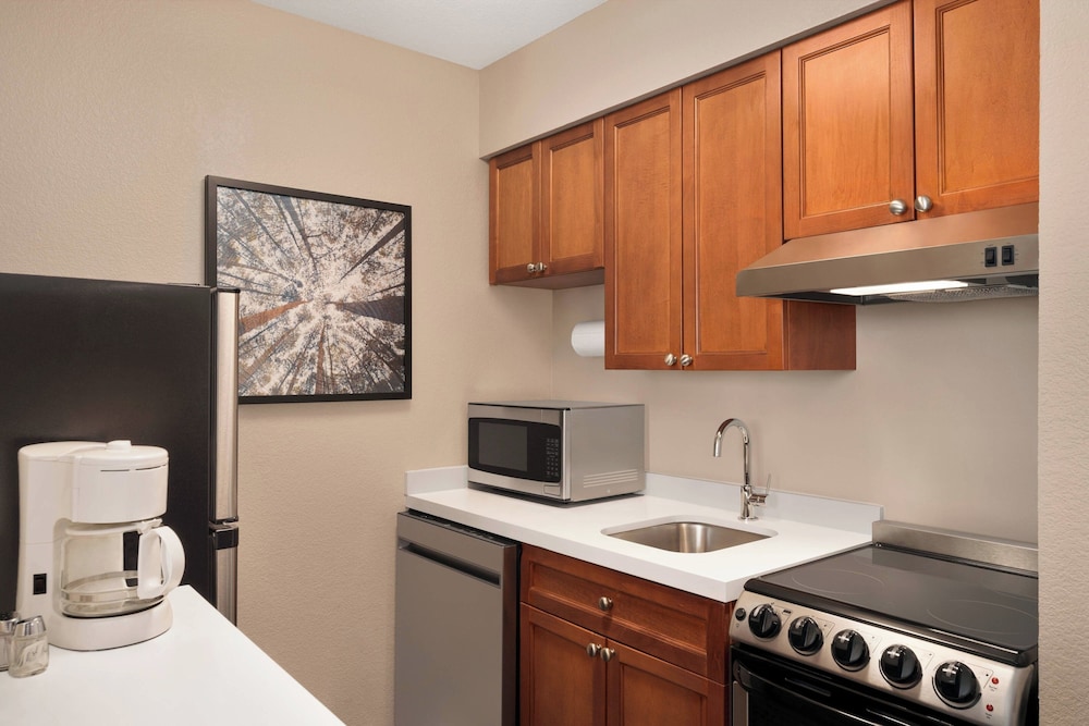 Suite, 2 Bedrooms, Corner - Photo 6