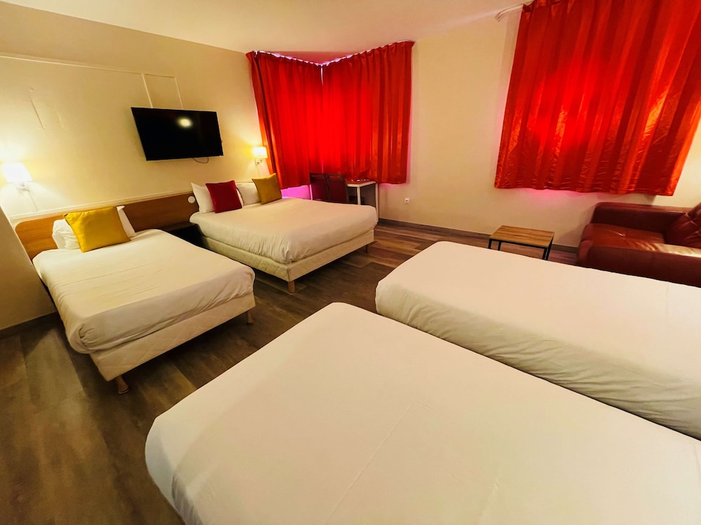 Standard Room, Multiple Beds - Photo 4
