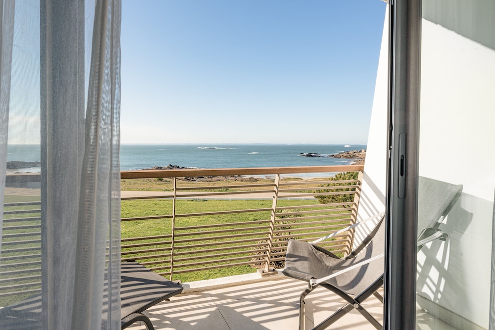 Superior Room. 1 Double Size Bed, with Balcony, facing the Sea - Photo 5