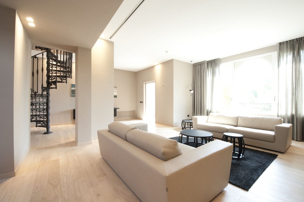 Suite (Imperial) - Photo 1