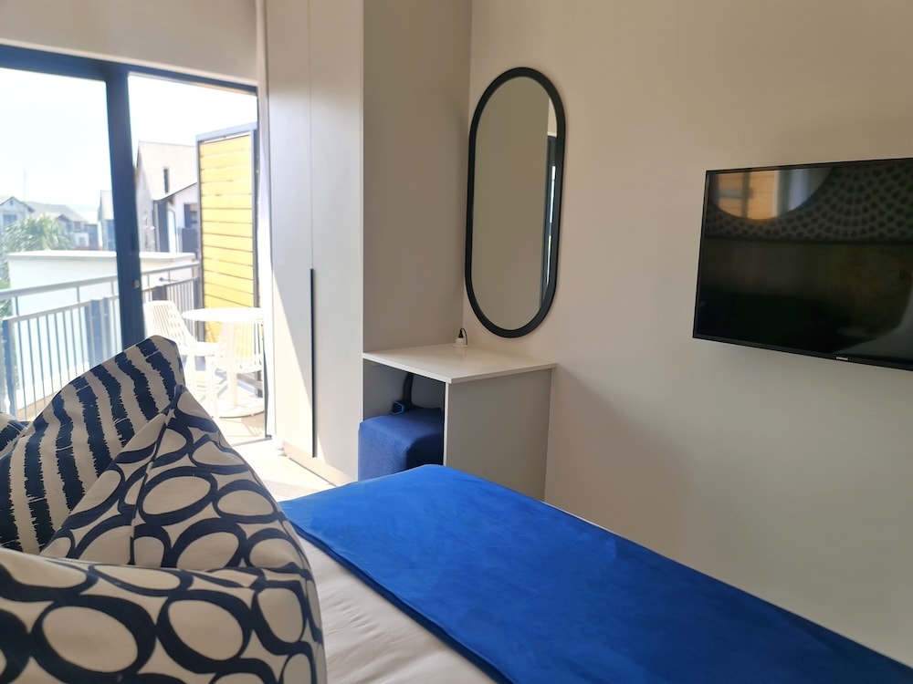 Superior Room, 1 Queen Bed with Sofa bed, Non Smoking, City View