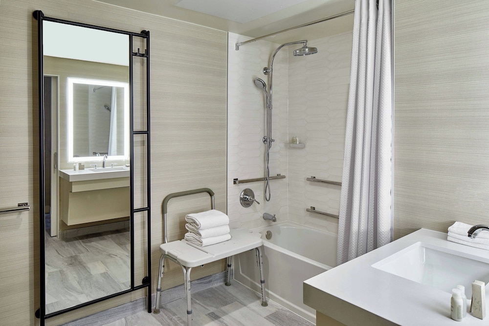 Club Room, 2 Queen Beds (Hearing Accessible) - Photo 4