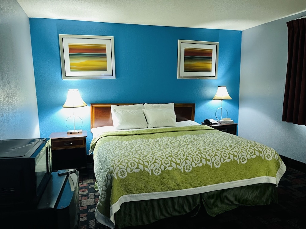 Standard Room, 1 King Bed, Non Smoking - Photo 1