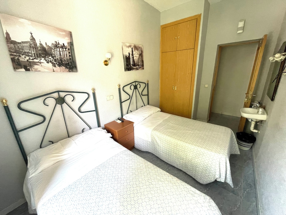 Habitación doble, dos camas individuales con baño compartido