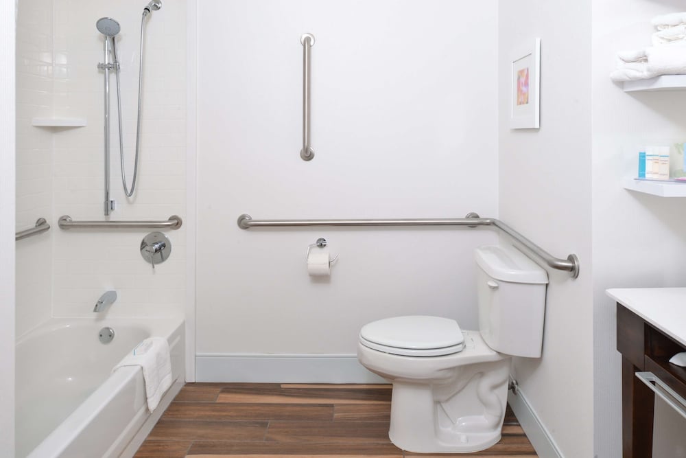 Room, 1 King Bed, Accessible, Bathtub (Mobility & Hearing) - Photo 5