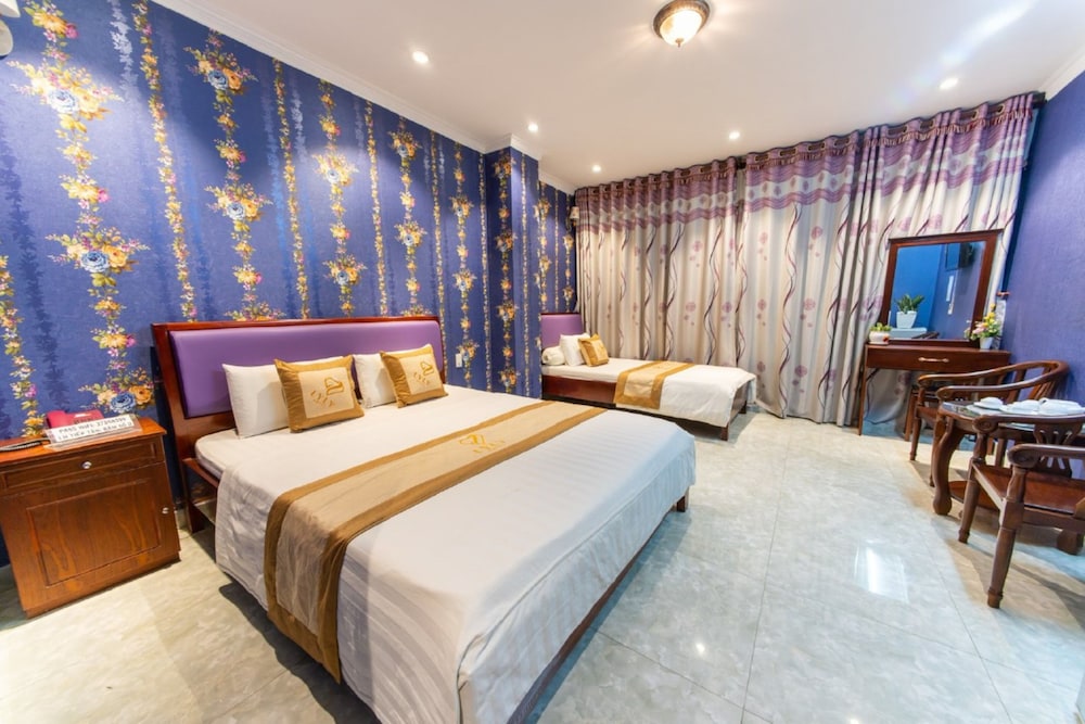 Deluxe Quadruple Room, Bathtub, City View