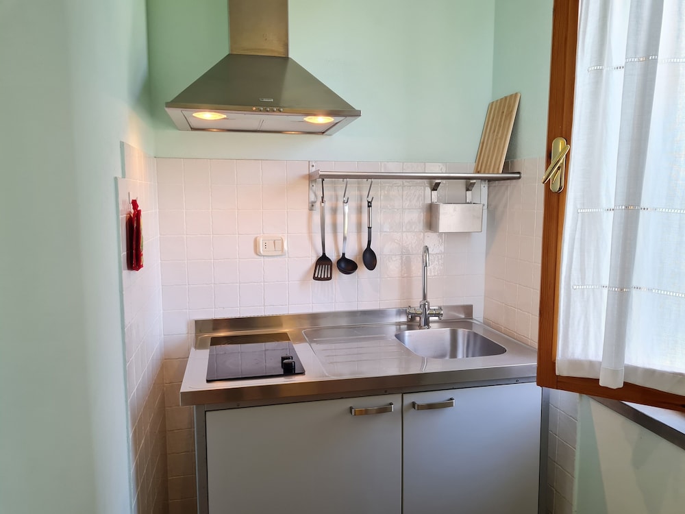 Classic Apartment, 1 Bedroom, Private Bathroom, Garden View photo 2