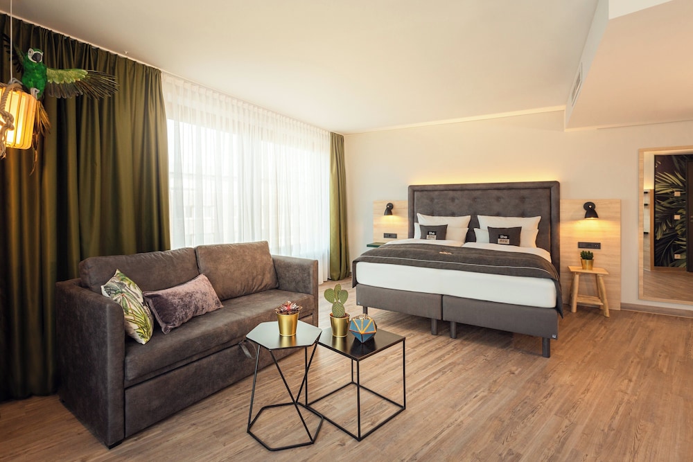 Premium Room, 1 Queen Bed With Sofa Bed - Photo 3
