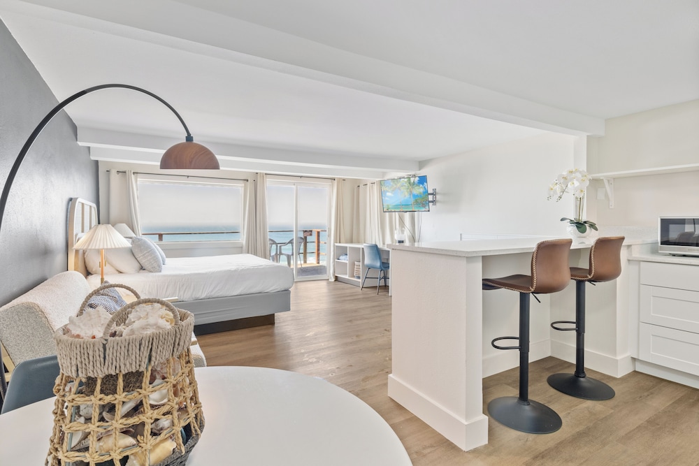 Deluxe King Room with Jetted Tub and Ocean View photo 1