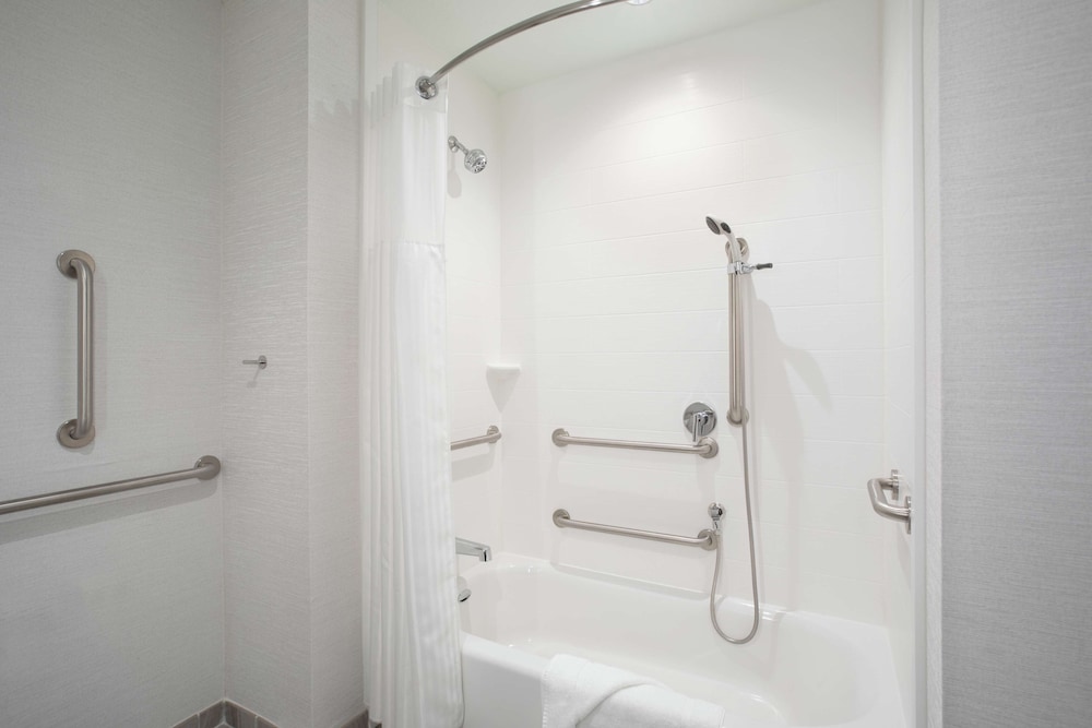 Room, 1 King Bed, Accessible, Bathtub (Mobility & Hearing) thumbnail 5