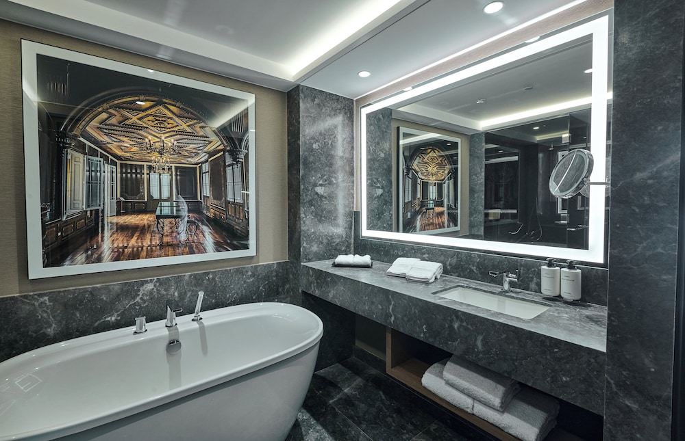 Classic Room, 1 King Bed (High Floor)
