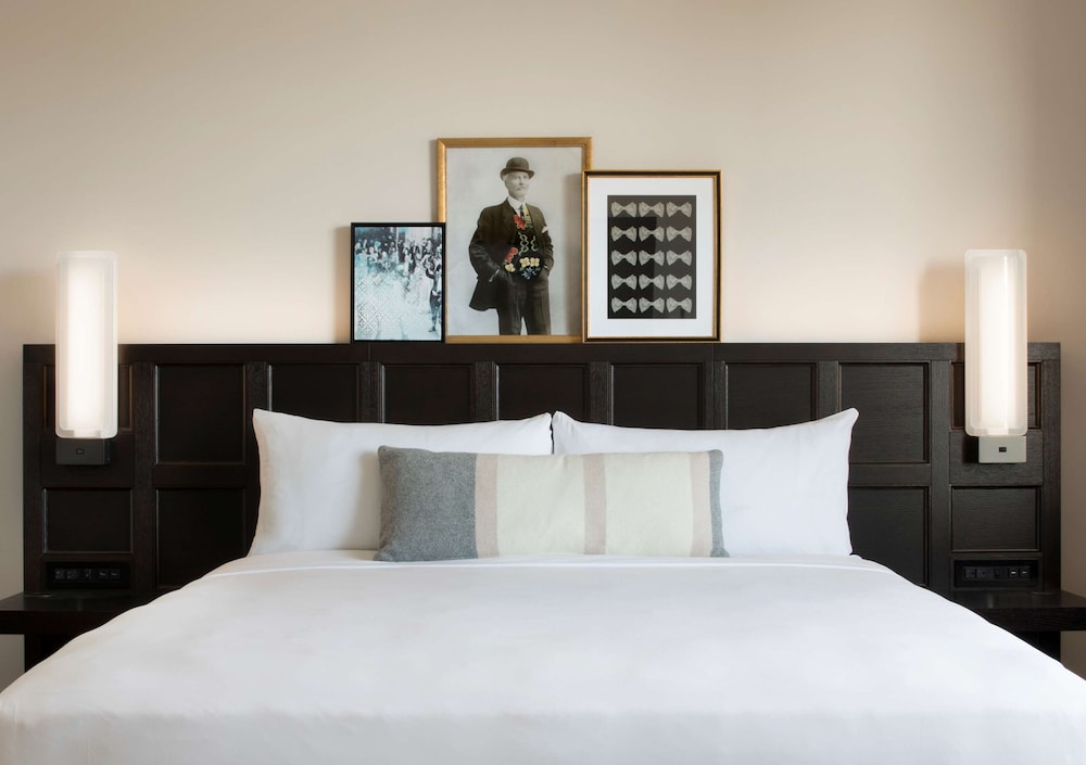Room, 1 King Bed, Accessible, City View (Hearing) - Photo 1