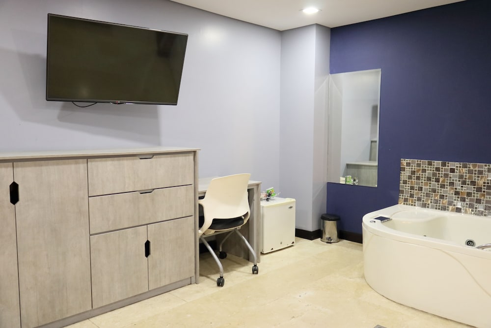 Suite, Jetted Tub photo 2