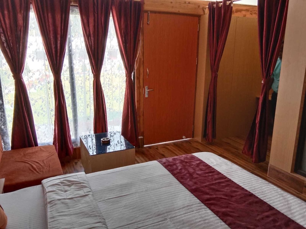 AC Deluxe Double Bedroom photo 2
