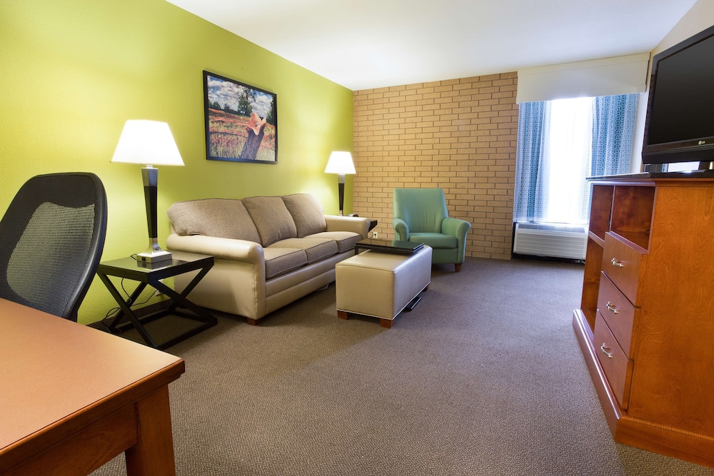 Suite, 1 King Bed With Sofa Bed, Refrigerator & Microwave (2 Rooms) - Photo 1