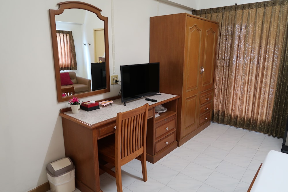 Deluxe Room, 1 King Bed, Bathtub, City View photo 2