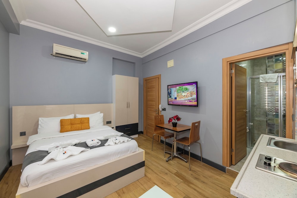 B) Standard Suite photo 2