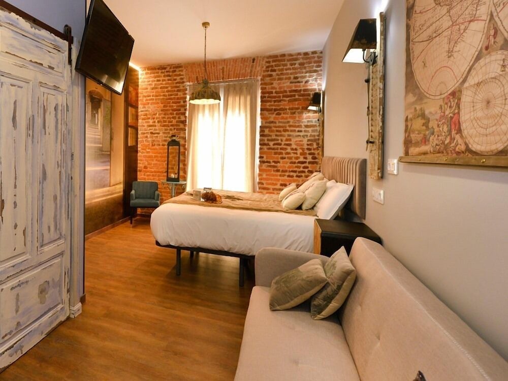 Habitación Triple Superior, Baño Privado, Vista a la Ciudad (Balcón MP)