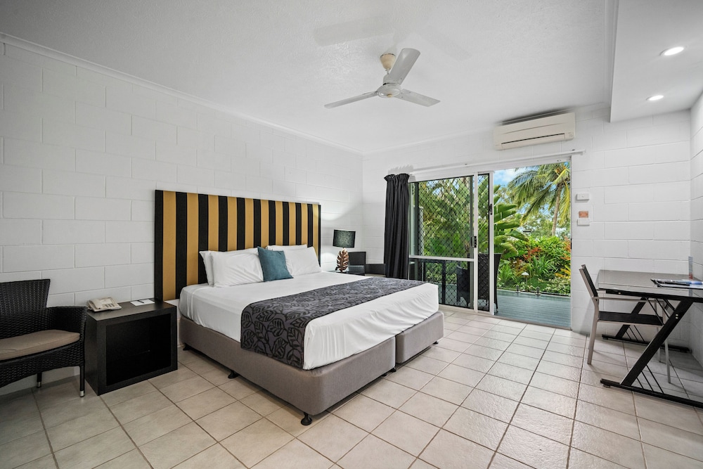 Poolside King Room photo 1
