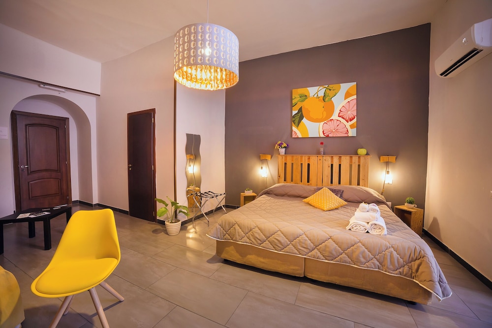 Comfort Studio Suite, City View, Annex Building (Pzz Dante, Vico Carceri S. Felice 13)