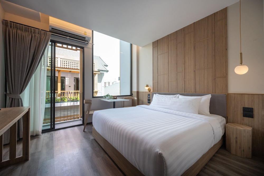 Deluxe Room, 1 King Bed, Balcony, Pool View