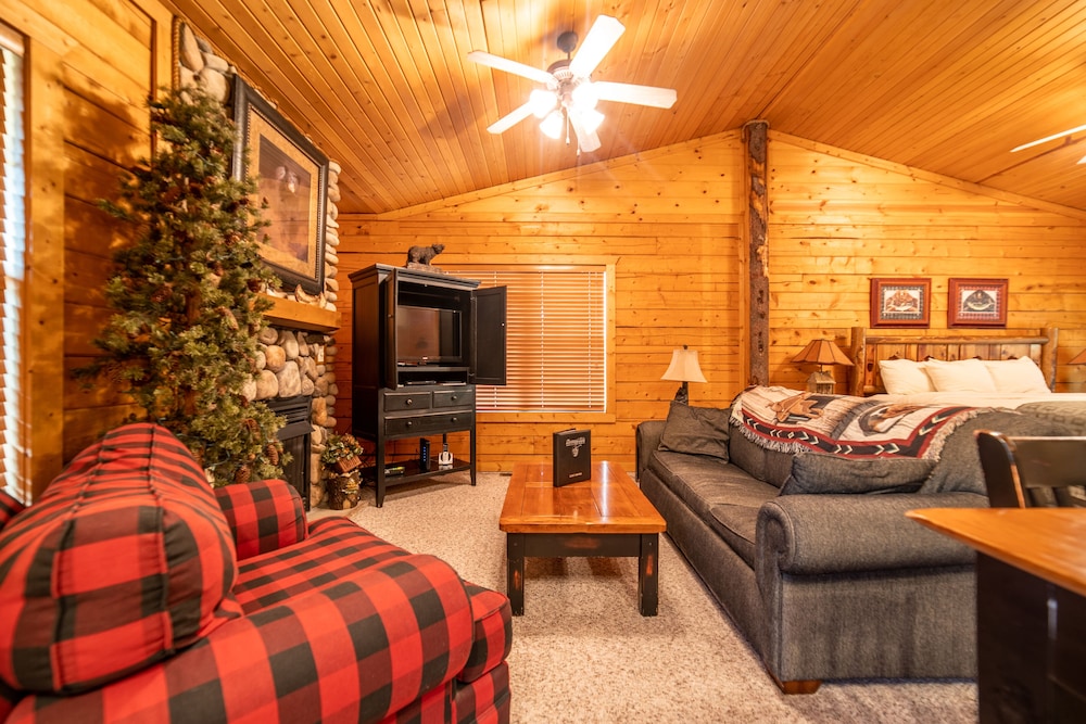Grand Cabin, 1 Bedroom, Jetted Tub photo 1