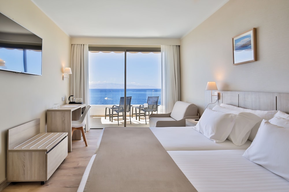 Deluxe Double Room, Sea View (3 Adults) thumbnail 5