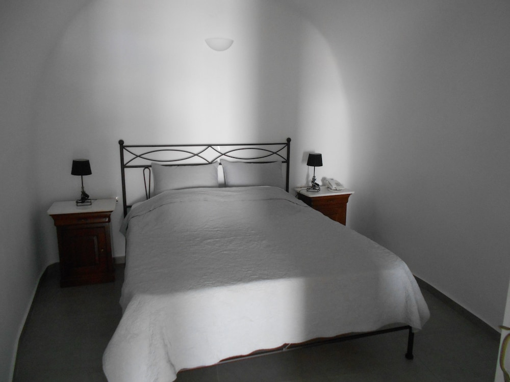 House, Jetted Tub (Cave)